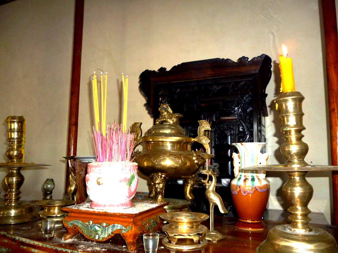 Ban thờ trong nhà thờ họ Trần với lư hương, chân nến và đỉnh đồng