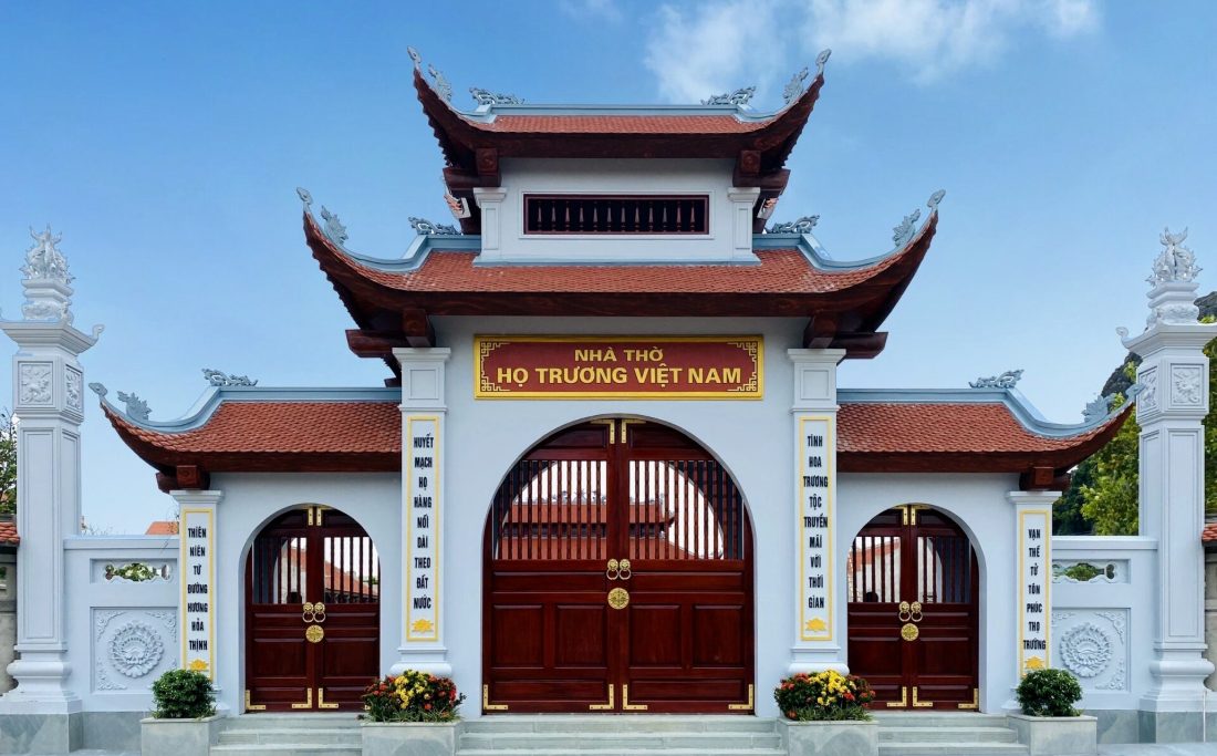 Cổng tam quan Nhà thờ họ Trương Việt Nam